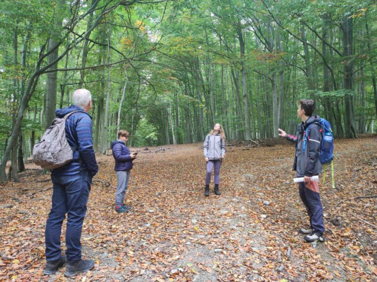 Ľudia v listnatom lese