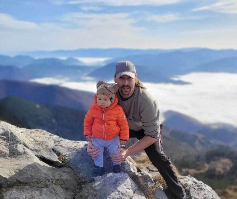 Otec s dieťaťom na turistike